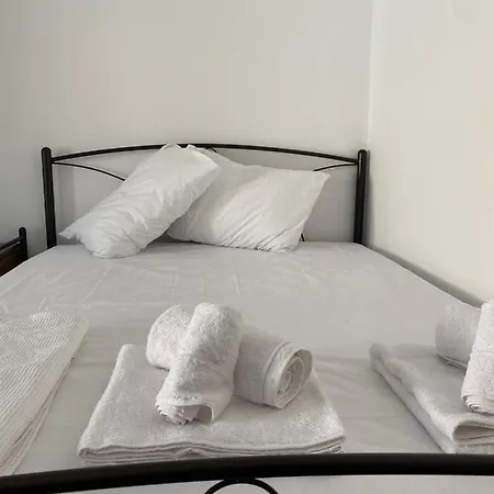 Bed and breakfast Males House